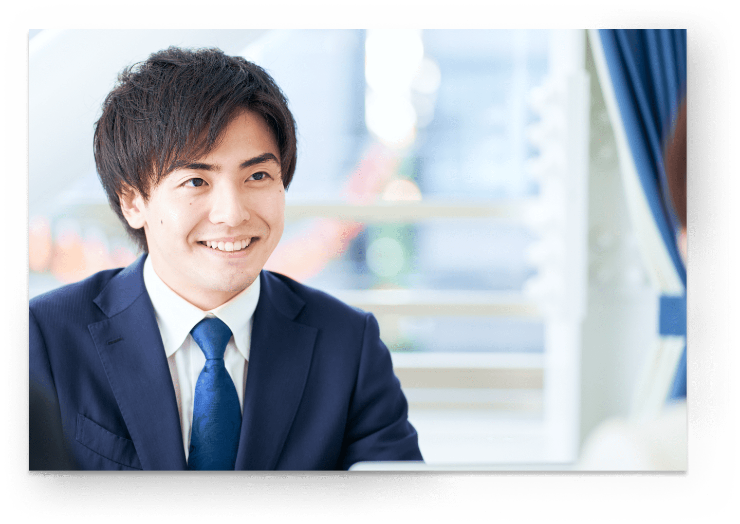 スーツを着た男性が笑っている様子