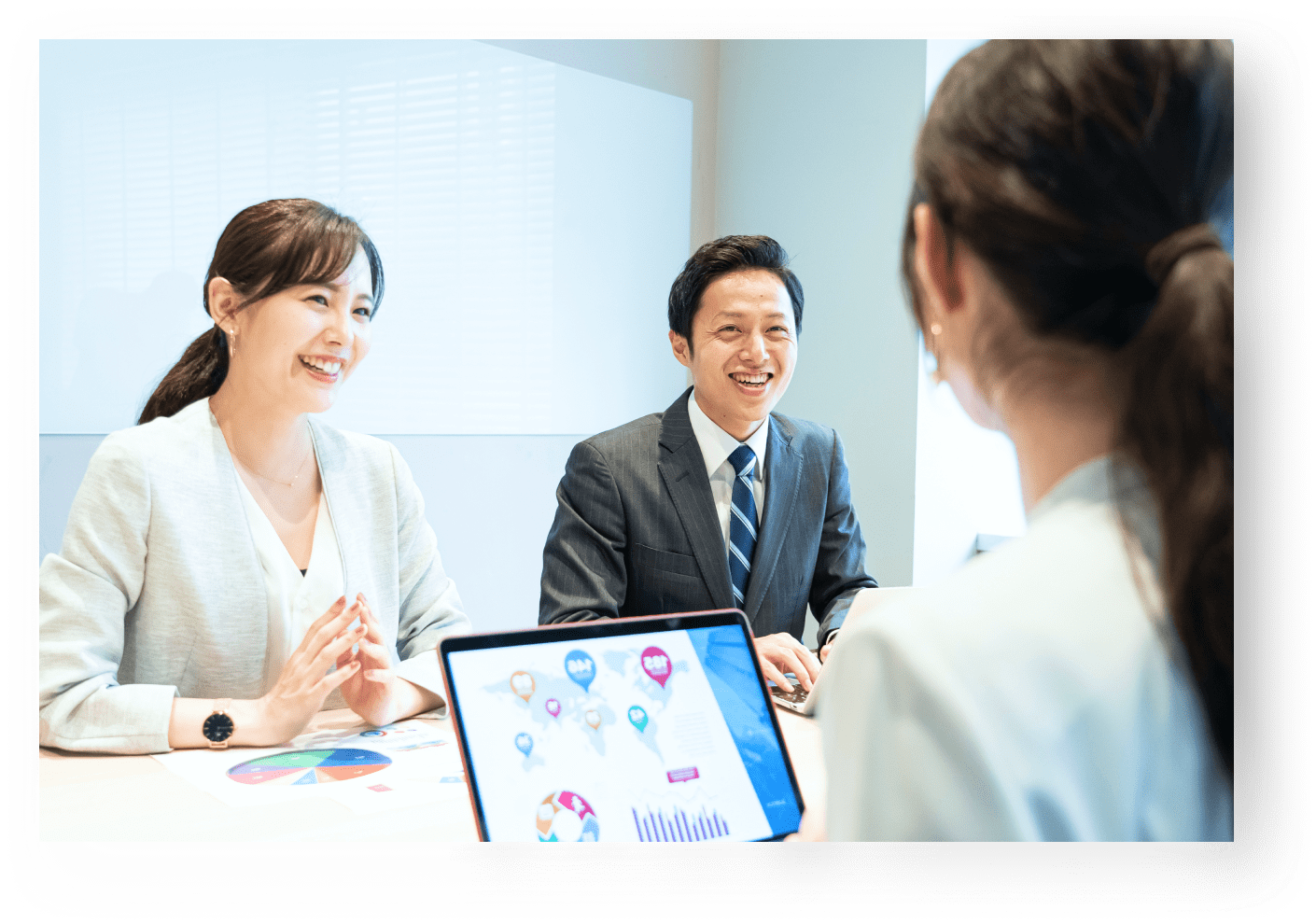 チームミーティングを行っている様子