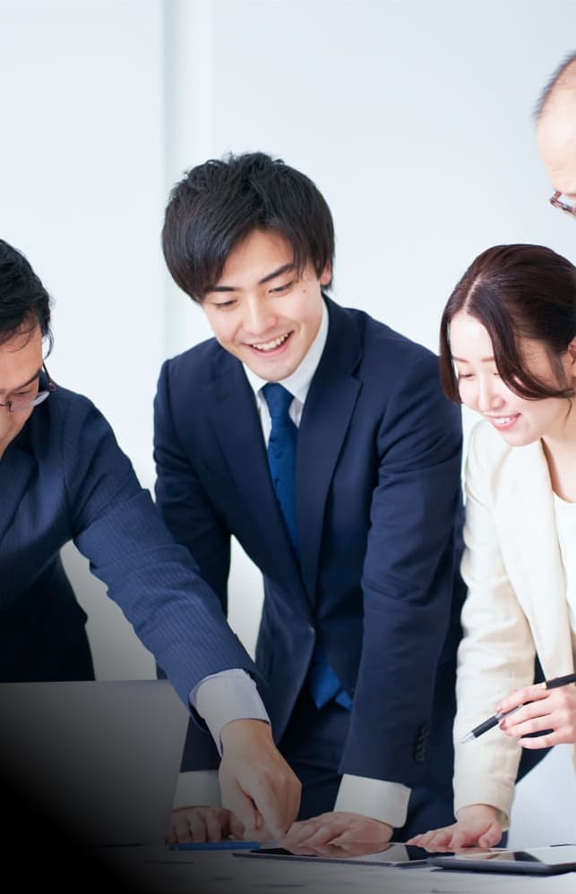 男性が話し合いをしている様子